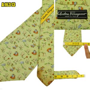 Salvatore Ferragamo Tie Silk Green Animal Pattern Italy (US Import Tax Included) มุมที่ 1